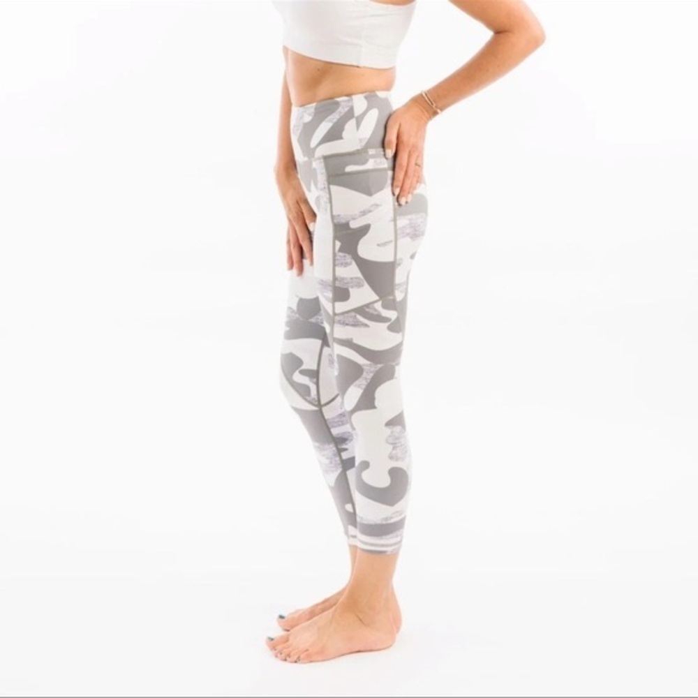 ZYIA -  White & Gray Camo Pocket Light n Tight Hi-Rise Capri 20” (Size 8-10)